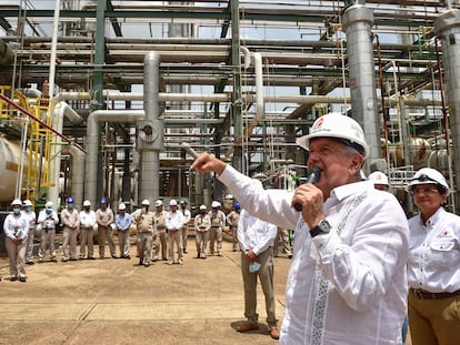 El presidente Andrés Manuel López Obrador, durante un recorrido al Complejo Petroquímico La Cangrejera en Cosoleacaque, Veracruz (México) este domingo.