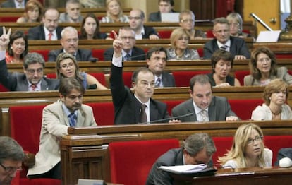 Votación en el Parlamento catalán.