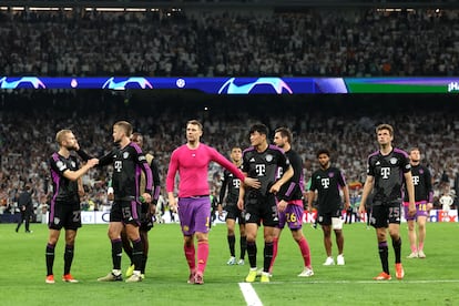 Los jugadores del Bayern de Munich tras finalizar el partido que les ha enfrentado al Real Madrid en semifinales de la Champions League.