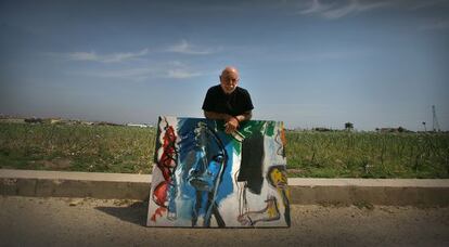 El pintor Uiso Alemany con una de sus realizaciones en medio de la huerta de Alboraia, donde tiene su estudio.