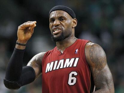 El jugador LeBron James gesticula durante el encuentro.