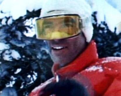 Bob Smith, con el modelo de gafas de esquiar antiniebla que inventó.