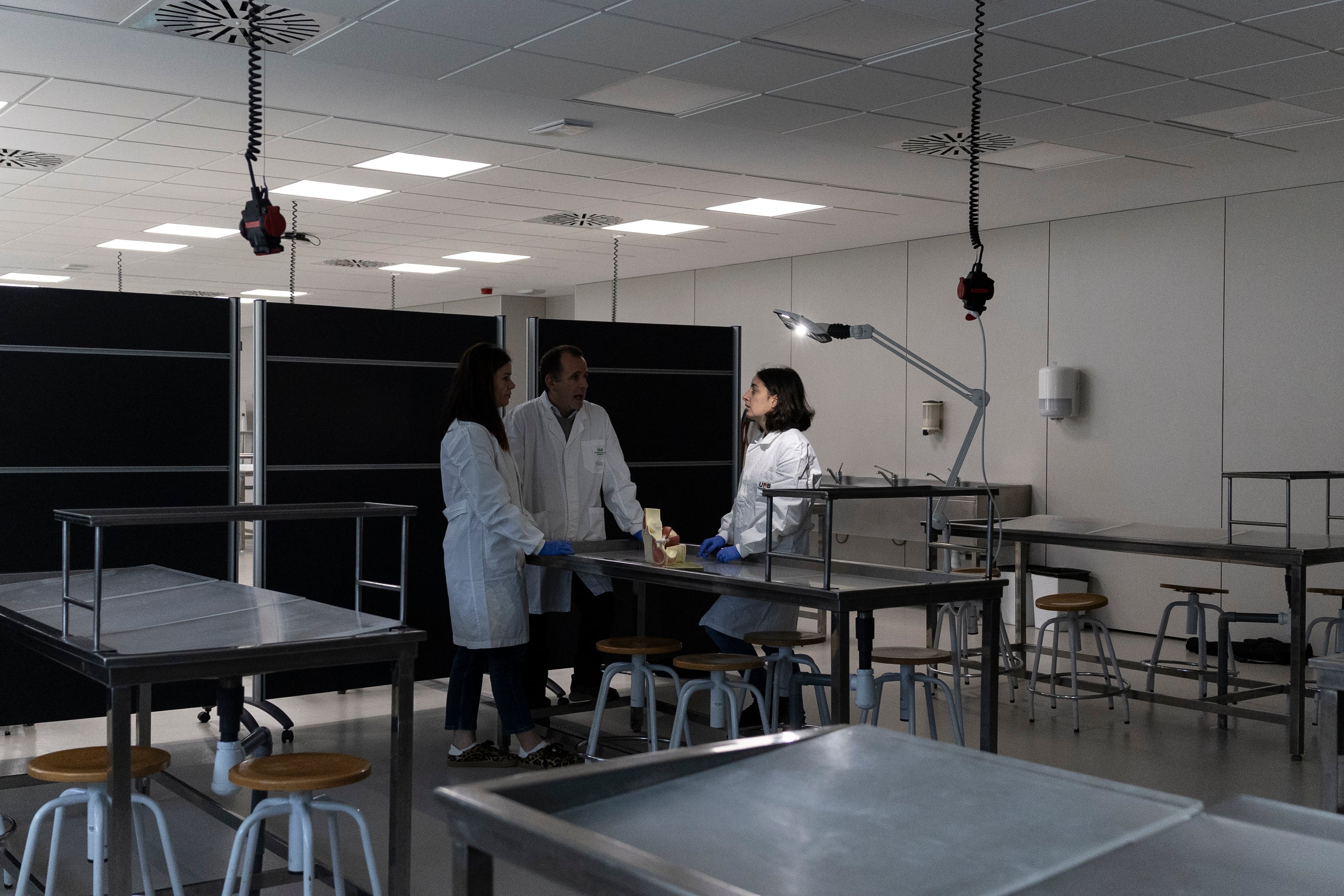 Alumnas con su profesor en un aula de la Facultad de Medicina de la Universitat Autònoma de Barcelona.