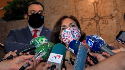 Carmen Calvo atendiendo a los medios la pasada semana en Oviedo.