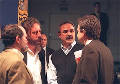 Julio Llamazares, Secundino Serrano y Rodríguez Zapatero, tras presentar el libro.