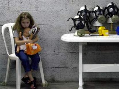 Una niña israelí espera a recibir una máscara antigás en un centro de distribución de Jerusalén.
