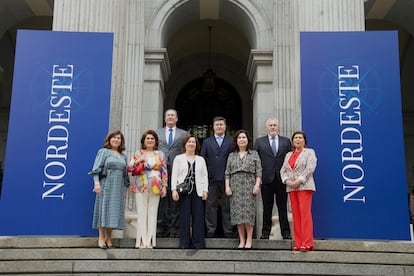 Los ocho hermanos Santos Tejedor en la escalinata de la Bolsa de Madrid, el pasado junio, en una foto de BME. En primera fila, primera desde la izquierda, María José, vicepresidenta de Nordeste; cuarta por la izquierda, Ana Isabel, presidenta; y en la segunda fila, primero por la derecha, José Luis, presidente de Hoteles Santos.
