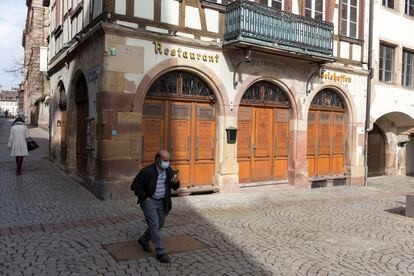 Aspecto de una de las calles tradicionalmente más transitadas del centro histórico de Estrasburgo, junto a la Catedral.  