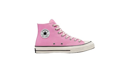 Barbie en zapatillas Converse en distintos colores rosa y personalizables Barbiecore