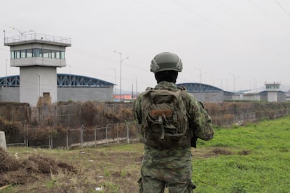 Un soldado del ejército ecuatoriano vigila frente al Centro de Privación de Libertad Zonal No. 8, en Guayaquil (Ecuador).