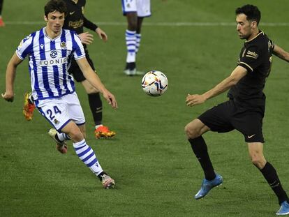 Busquets i Le Normand lluiten per una pilota en el Reial Societat-Barça de diumenge. 