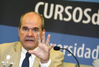 El exvicepresidente del Gobierno Manuel Chaves durante su intervención hoy, 3 de julio de 2012, en un curso de verano de la universidad de Almería, donde ha pronunciado la conferencia titulada "Globalización, Unión Europea y crisis".