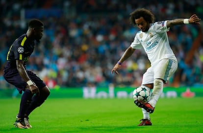 Marcelo, del Real Madrid, se hace con el control del balón.