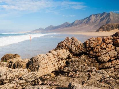 La playa de Cofete, junto al macizo montañoso de Jandía, en la isla de Fuerteventura (Canarias). 