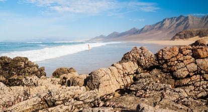 La playa de Cofete, junto al macizo montañoso de Jandía, en la isla de Fuerteventura (Canarias). 