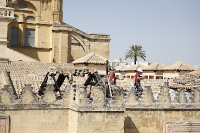 Varios operarios trabajan en el tejado de la Mezquita.