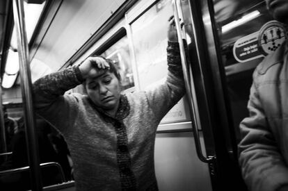 Una mujer viaja en el metro de Santiago de Chile.