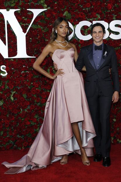 Jourdan Dunn acompañada por el diseñador Zac Posen vistió un diseño del modisto.