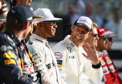 Jenson Button de Gran Bretaña, McLaren Honda, en la Clase de Pilotos F1, durante la foto del grupo 2016 en el Gran Premio de Fórmula Uno de Abu Dhabi en el circuito de Yas Marina, Emiratos Árabes Unidos.