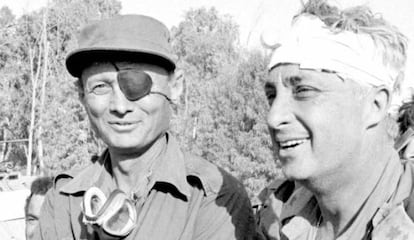 Ariel Sharon, a la derecha, con Moshe Dayan, durante la guerra de 1973.
