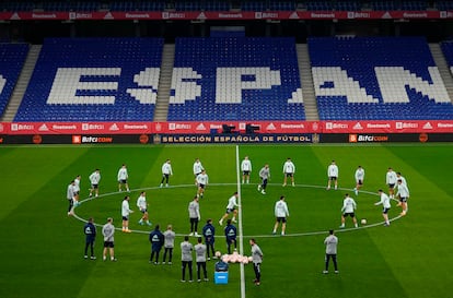 Los jugadores de la selección española participan en el entrenamiento de este viernes, previo al partido amistoso que jugarán este sábad<<oante Albania en el RCDE Stadium de Cornellá, Barcelona.