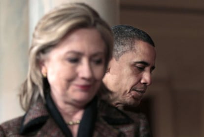 Barack Obama y la secretaria de Estado Hillary Clinton, ayer tras su comparecencia en la Casa Blanca.