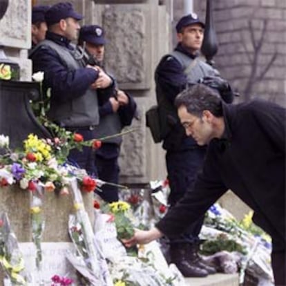 Un hombre deposita una corona de flores en el lugar donde ayer cayó asesinado Zoran Djindjic