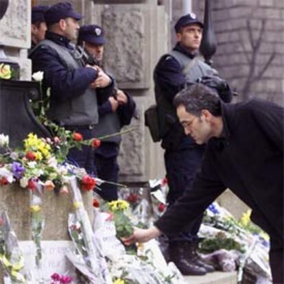 Un hombre deposita una corona de flores en el lugar donde ayer cayó asesinado Zoran Djindjic