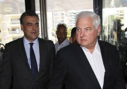 El presidente panameño, Ricardo Martinelli (d), y el embajador de España en Panamá, Jesús Silva (i). EFE/Archivo