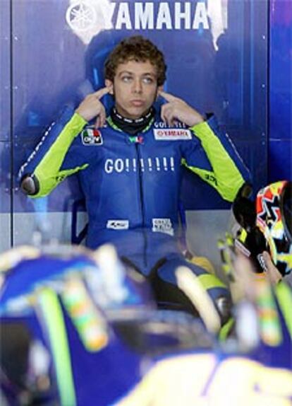 Rossi se concentra esta mañana antes de los entrenamientos.