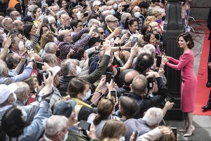 La presidenta de la Comunidad de Madrid, Isabel Díaz Ayuso, saluda a los ciudadanos congregados en la Puerta del Sol.