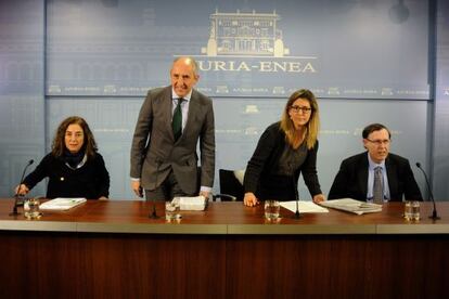 Erkoreka y otros tres consejeros, tras el Consejo de Gobierno.