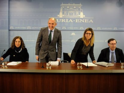 Erkoreka y otros tres consejeros, tras el Consejo de Gobierno.