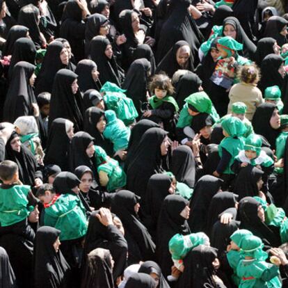 Miles de mujeres se congregan en Kerbala con motivo de la Achura.