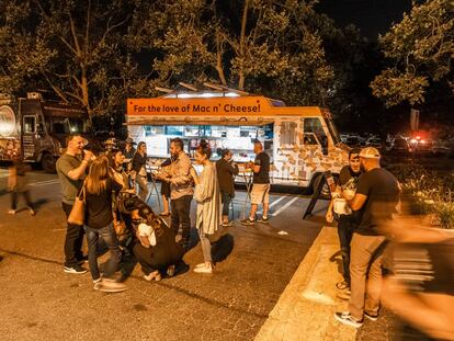 Odd Nights es un evento en el que decenas de camiones de comida aparcan en una explanada del parque Griffith de Los Ángeles. Se celebra todos los veranos desde 2015.