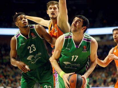 Shermadini intenta lanzar, junto a Brooks y Pleiss, en un Unicaja-Valencia.