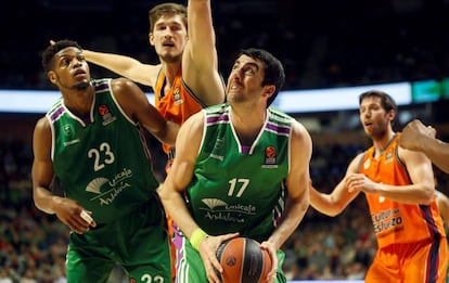 Shermadini intenta lanzar, junto a Brooks y Pleiss, en un Unicaja-Valencia.