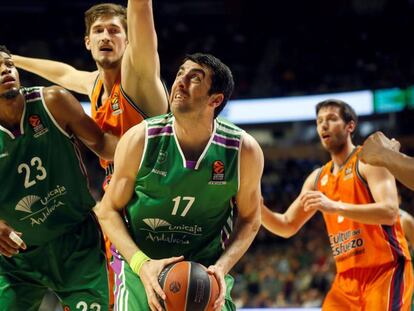 Shermadini intenta lanzar, junto a Brooks y Pleiss, en un Unicaja-Valencia.