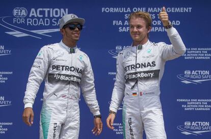 Rosberg y Hamilton, de Mercedes, en el podio tras la clasificación del Gran Premio de Montreal.