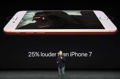 Phil Schiller, vicepresidente de márketing mundial de productos de Apple, muestra el diseño iPhone 8.