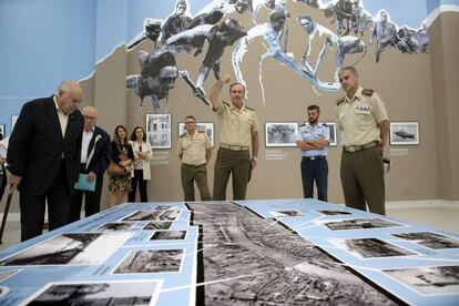 Los mandos de las Fuerzas Armadas que han organizado la muestra fotográfica.