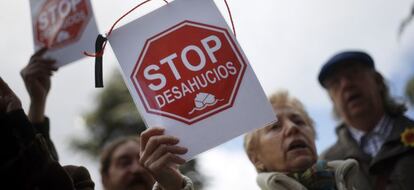 Un grupo de personas se manifiesta contra los desahucios.