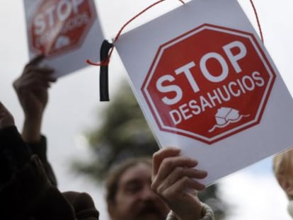 Un grupo de personas se manifiesta contra los desahucios.