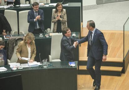 Jose Luis Martinez Almeida y Javier Ortega Smith se saludan durante el pleno en el que se aprueban los presupuestos. 