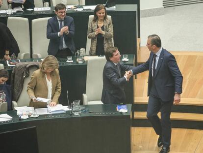 Almeida y Ortega-Smith se saludan durante el pleno en el que se aprobaron los presupuestos de 2020