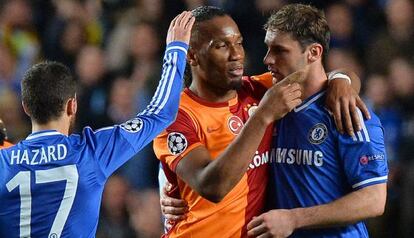 Drogba, abrazado por Ivainovic y saludado por Hazard.