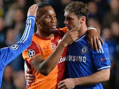 Drogba, abrazado por Ivainovic y saludado por Hazard.