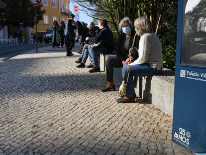 Varias personas con mascarilla, este martes en Sintra (Portugal).