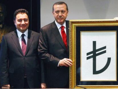 El primer ministro de Turqu&iacute;a, Recep Tayyip Erdogan (en el centro), con la nueva imagen de la lira y flanqueado por su segundo, Ali Babacan (derecha) y el gobernador del Banco Central Erdem Basci,