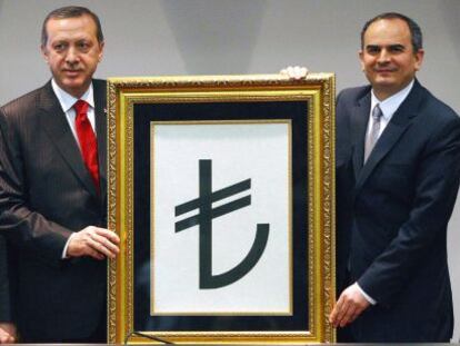 El primer ministro de Turquía, Recep Tayyip Erdogan (en el centro), con la nueva imagen de la lira y flanqueado por su segundo, Ali Babacan (derecha) y el gobernador del Banco Central Erdem Basci,